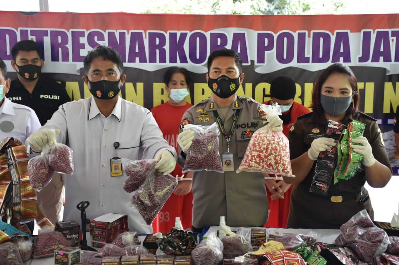 Ditresnarkoba Polda Jateng Bakar Barang Bukti 23 Ribu Jamu Palsu