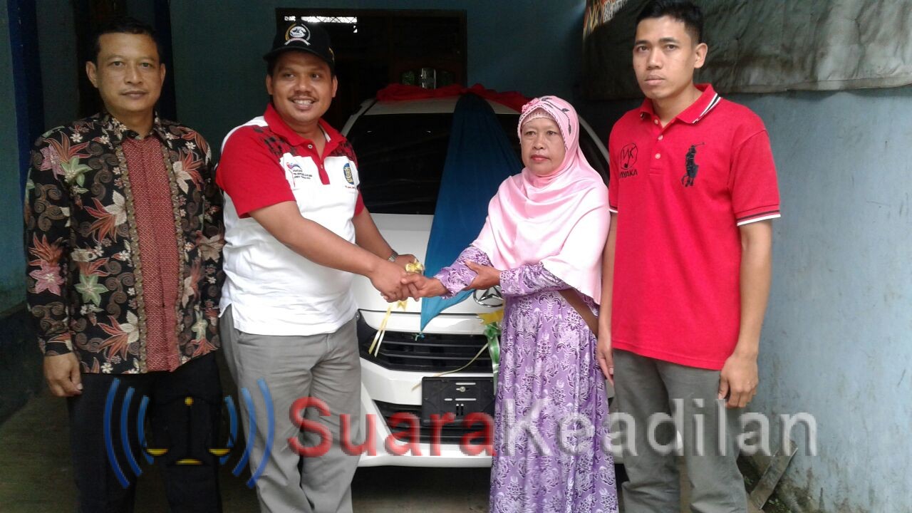 Darimah, Tukang Deres Karet Dapat Mobil Ayla