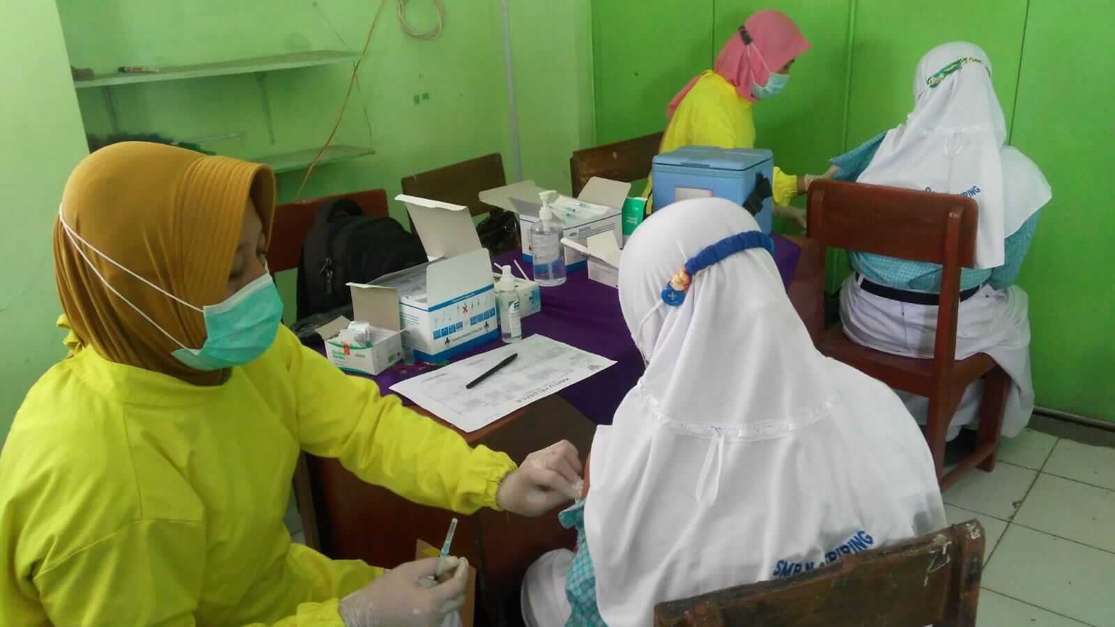 Persiapan PTM, Ratusan Siswa  SMPN 1 Cepiring divaksin Dosis 1