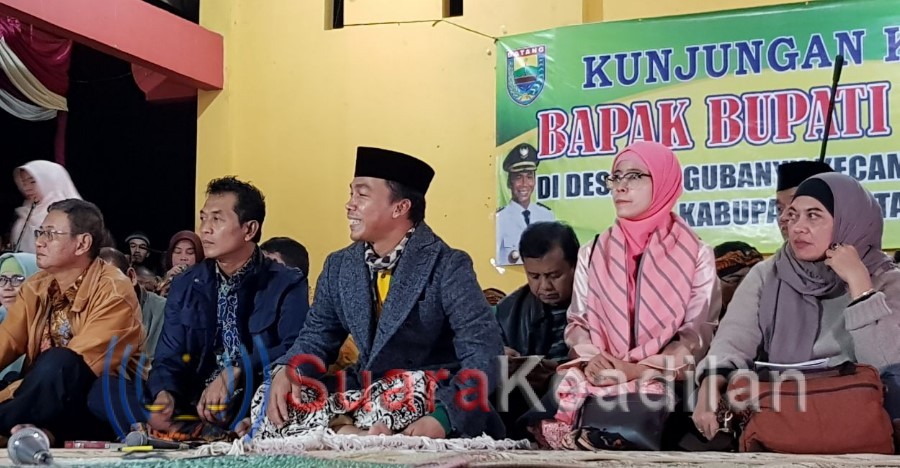 Pak Wi ngudoroso dengan warga desa di garis perbatasan hingga numpang tidur.