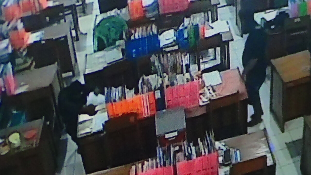 Aksi Pencurian Di SMKN 1 Kandeman Terekam CCTV