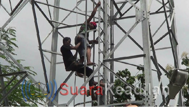 Seorang pria gemparkan warga nekat panjat tower seluler