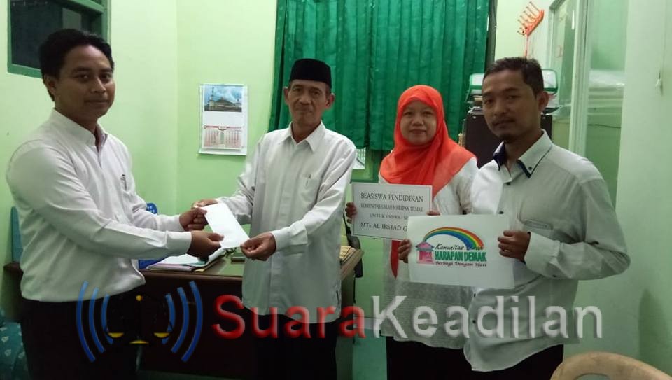Penyerahan Beasiswa Pendidikan dari KOHD untuk 5 Anak Yatim Piatu di MTs Al Irsyad Gajah.