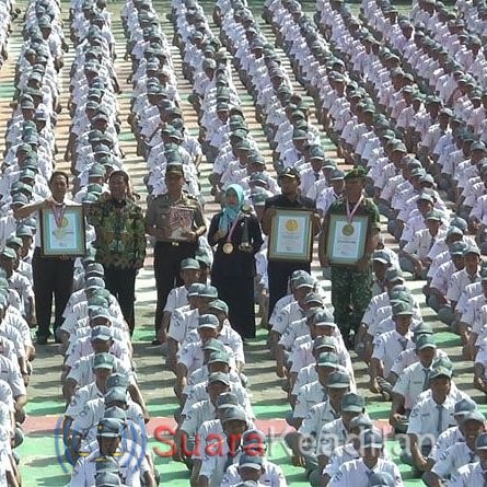 Siswa SMK Bina Utama, Rekor Leprid, Lakukan Gerakan Periksa Kerapian