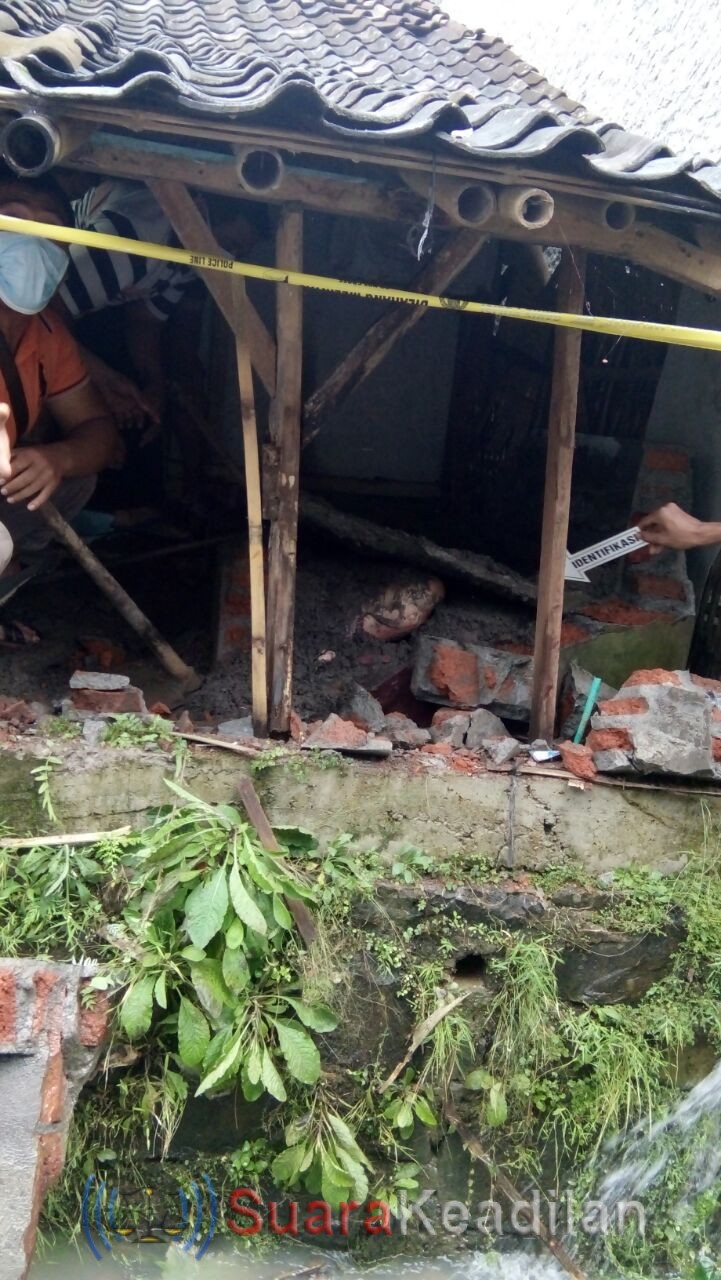 Mayat Wanita Ditemukan Dicor Di Bak Kamar Mandi