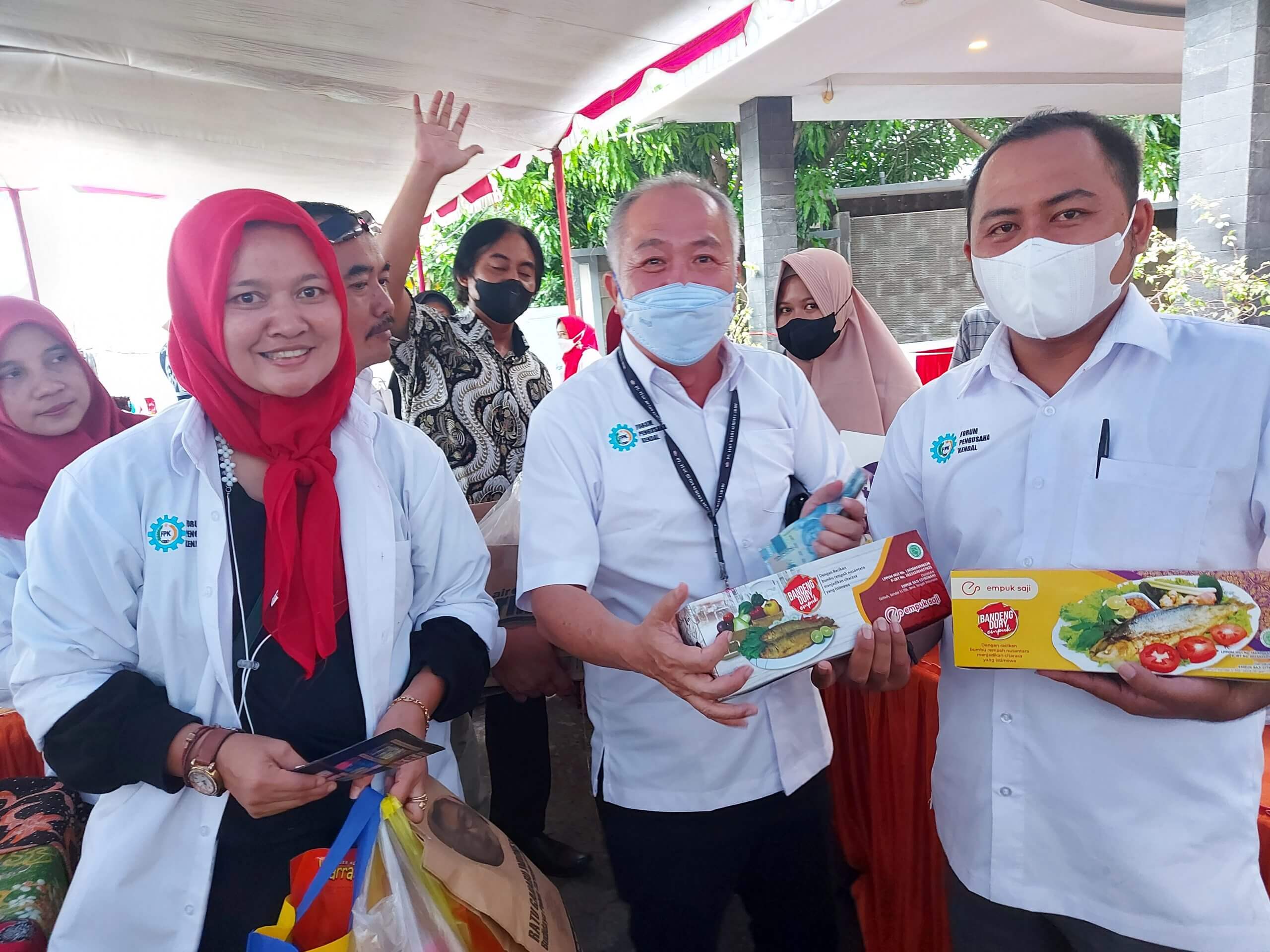 Pengurus Kadin Pusat Borong Dagangan Peseta Festival UMKM FPK