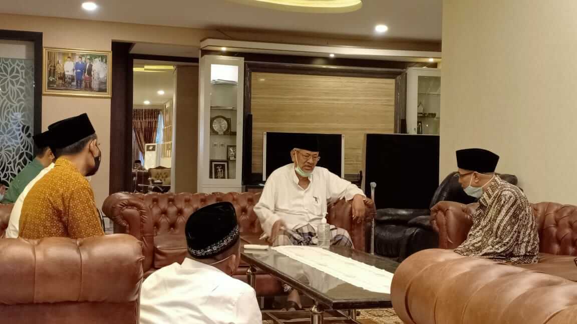Ketua PCNU-Ketua Dewan Silaturahim ke Abah Dimyati Rois