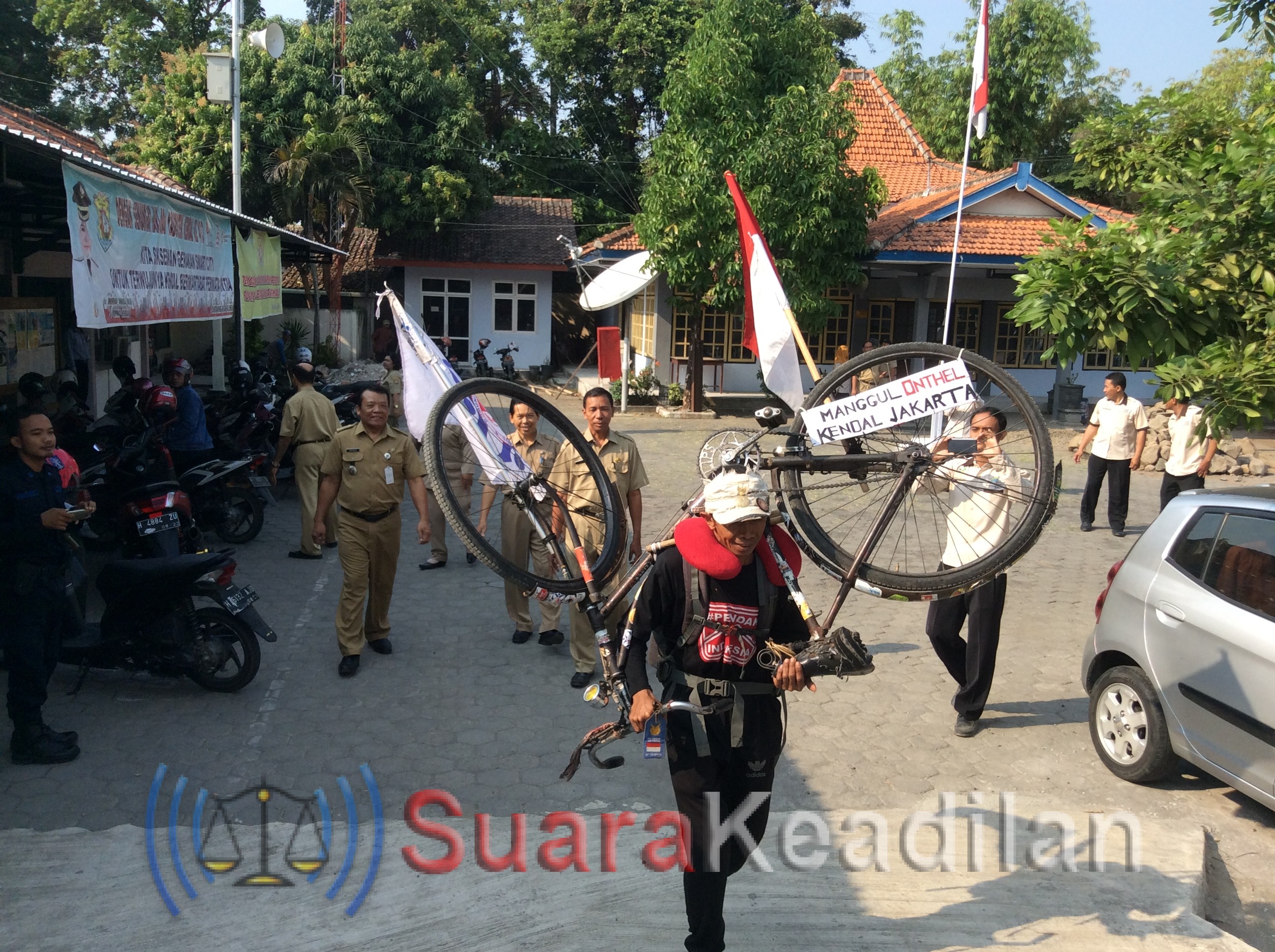 Ingin Rasakan Beratnya Perjuangan Pahlawan, Ronny Hartono  Panggul Sepeda Kendal-Jakarta