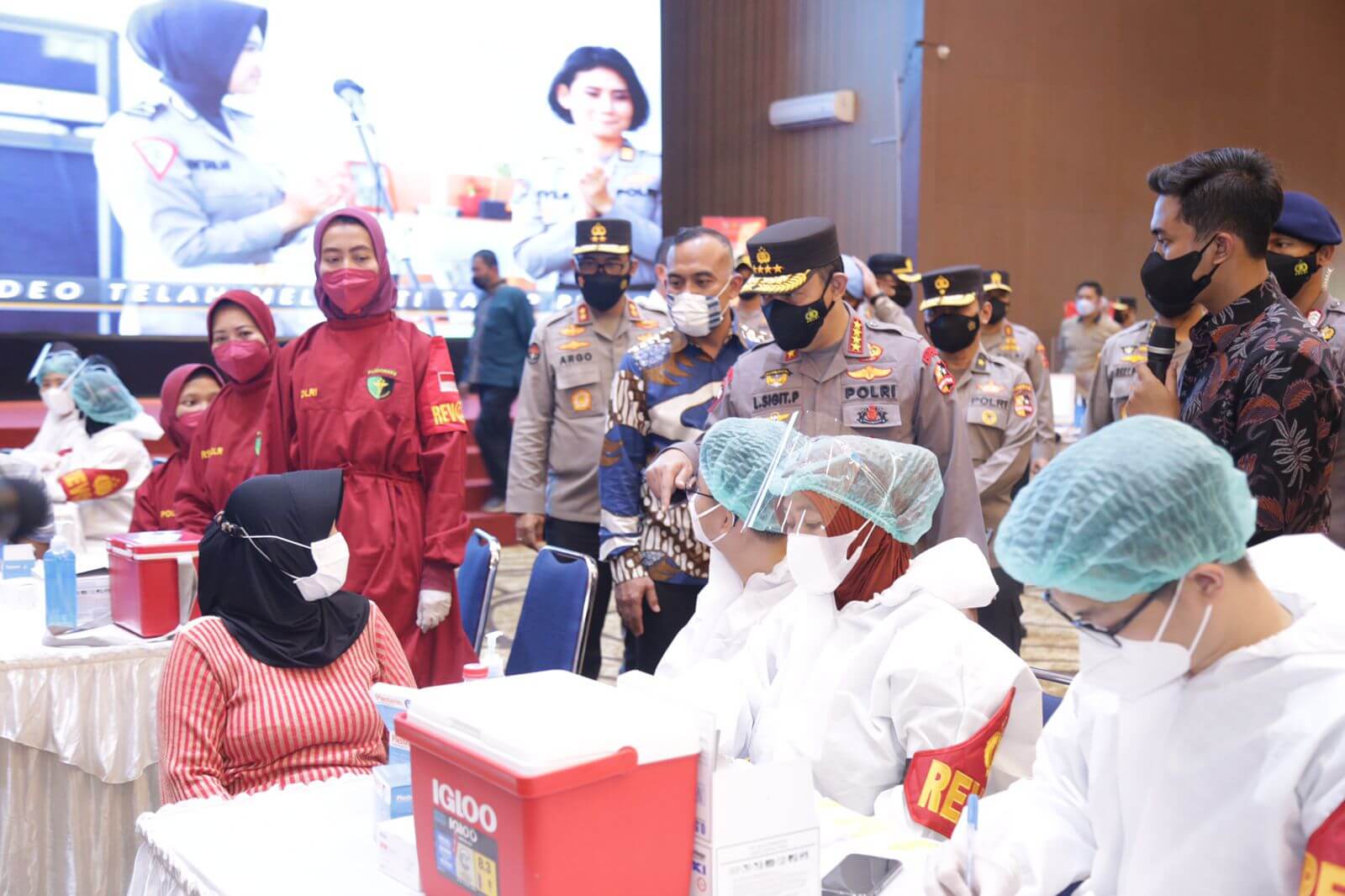 Kapolri Minta Mahasiswa Program Vaksinasi Terus Berlanjut 