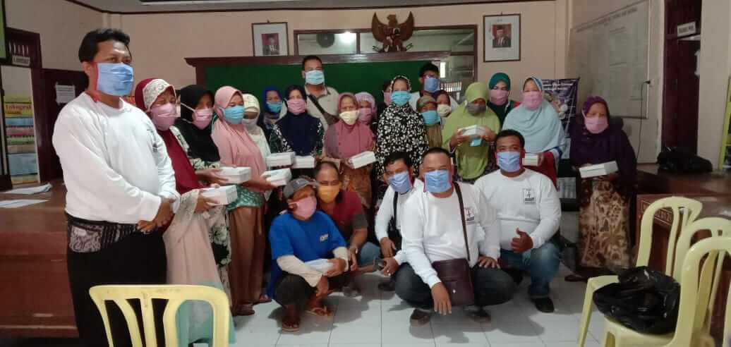 PWO Batang Bagikan Masker dan Nasi Kotak