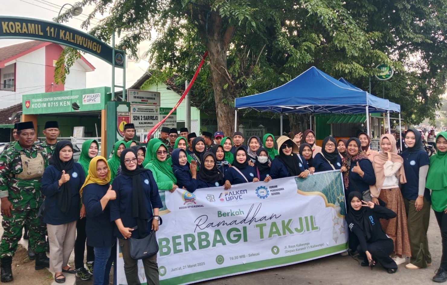 Rakyat, TNI Dan Industri Kolaborasi Berbagi Takjil Wujud Kebersamaan Di Tengah Kesulitan