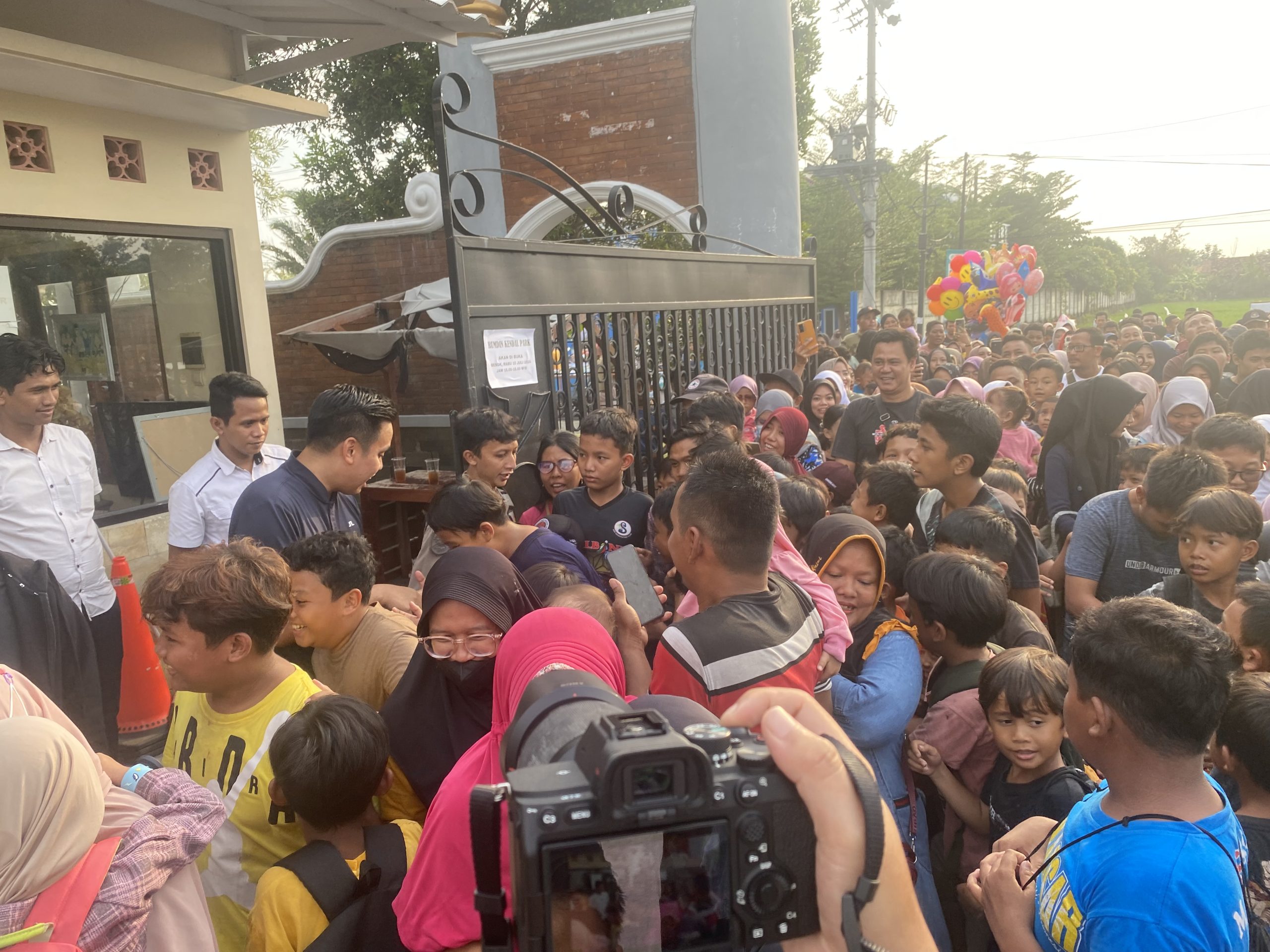 Ribuan Warga Kendal Geruduk Launching Wisata Gratis Rumdin Kendal Park