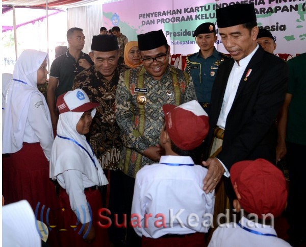Presiden Bagikan 1.784 KIP dan 1.000 PKH di Pekalongan