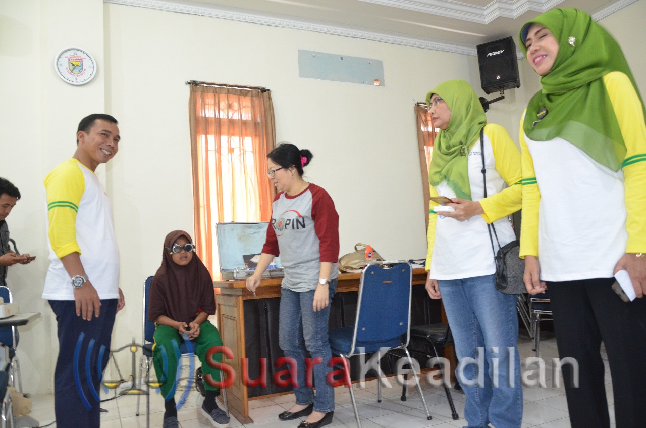Pemkab Batang Gratiskan Pengobatan Serta Bagikan Kaca Mata