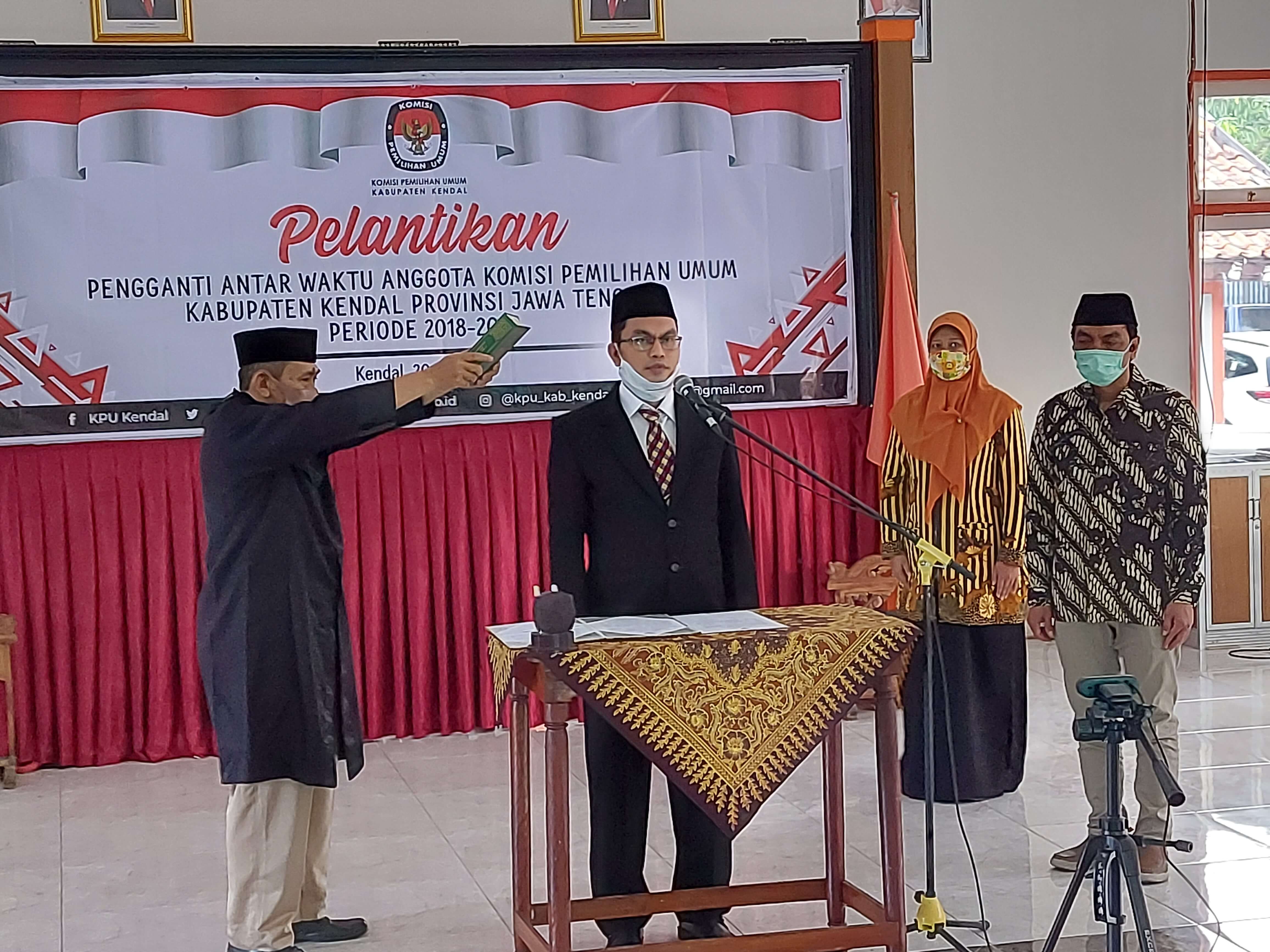 Zainut Tolobin Dilantik Jadi Anggota KPU Kendal PAW