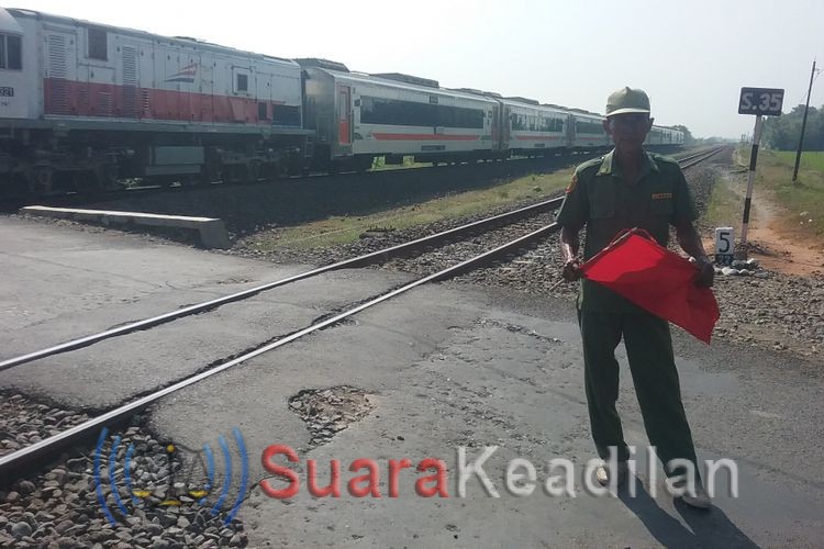 Tukiman, Penjaga Palang Kereta Tanpa Lelah