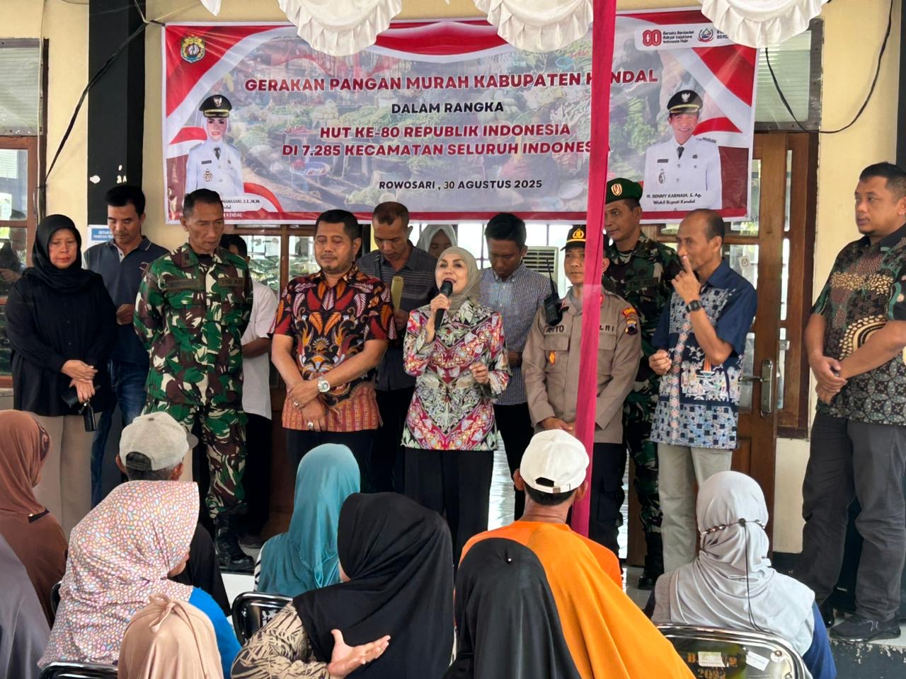 Bupati Tika Tinjau Pelaksanaan Gerakan Pangan Murah Di Kecamatan Rowosari