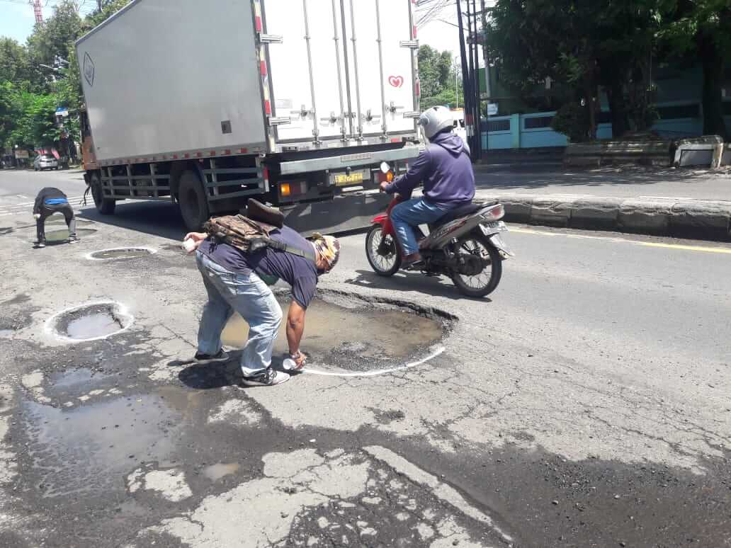 Peringati HPN, Wartawan Kendal Tandai Jalan Berlubang Dengan Pilok