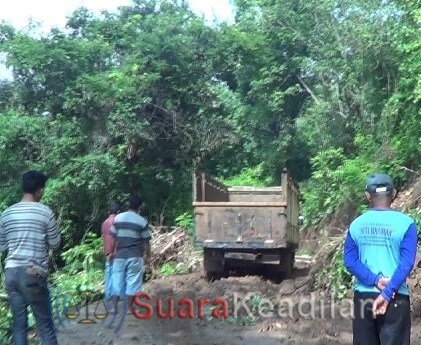 Jalan Penghubung Tiga Kecamatan Putus Tertutup Material Longsor