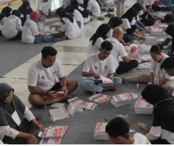 KPU Kendal Kerahkan Ratusan Orang Untuk Pelipatan Surat Suara