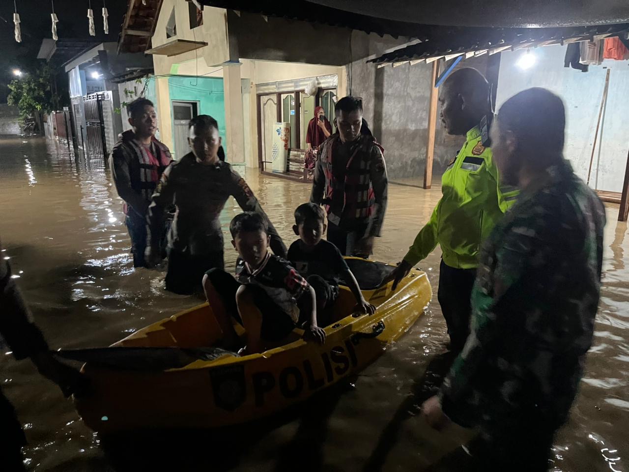 Polres Kendal Gercep Bantu Warga Terdampak Banjir Sungai Waridin
