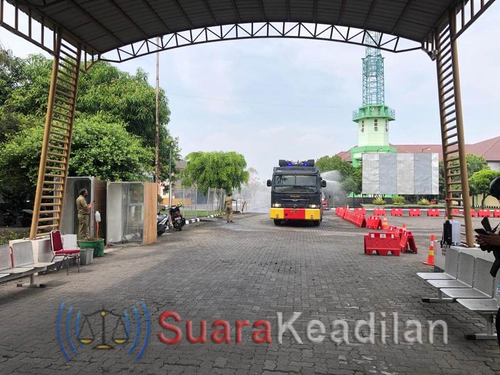 Minimalisir Penyebaran Covid-19, Kawasan Asrama Haji Donohudan Disemprot Water Canon