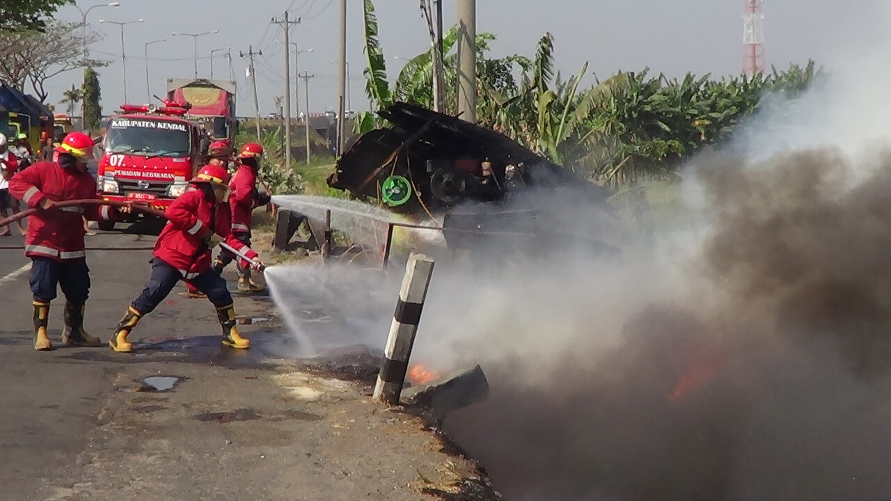 Warung Makan dan Bengkel Tambal Ban Di Jalur Lingkar Weleri Ludes Terbakar