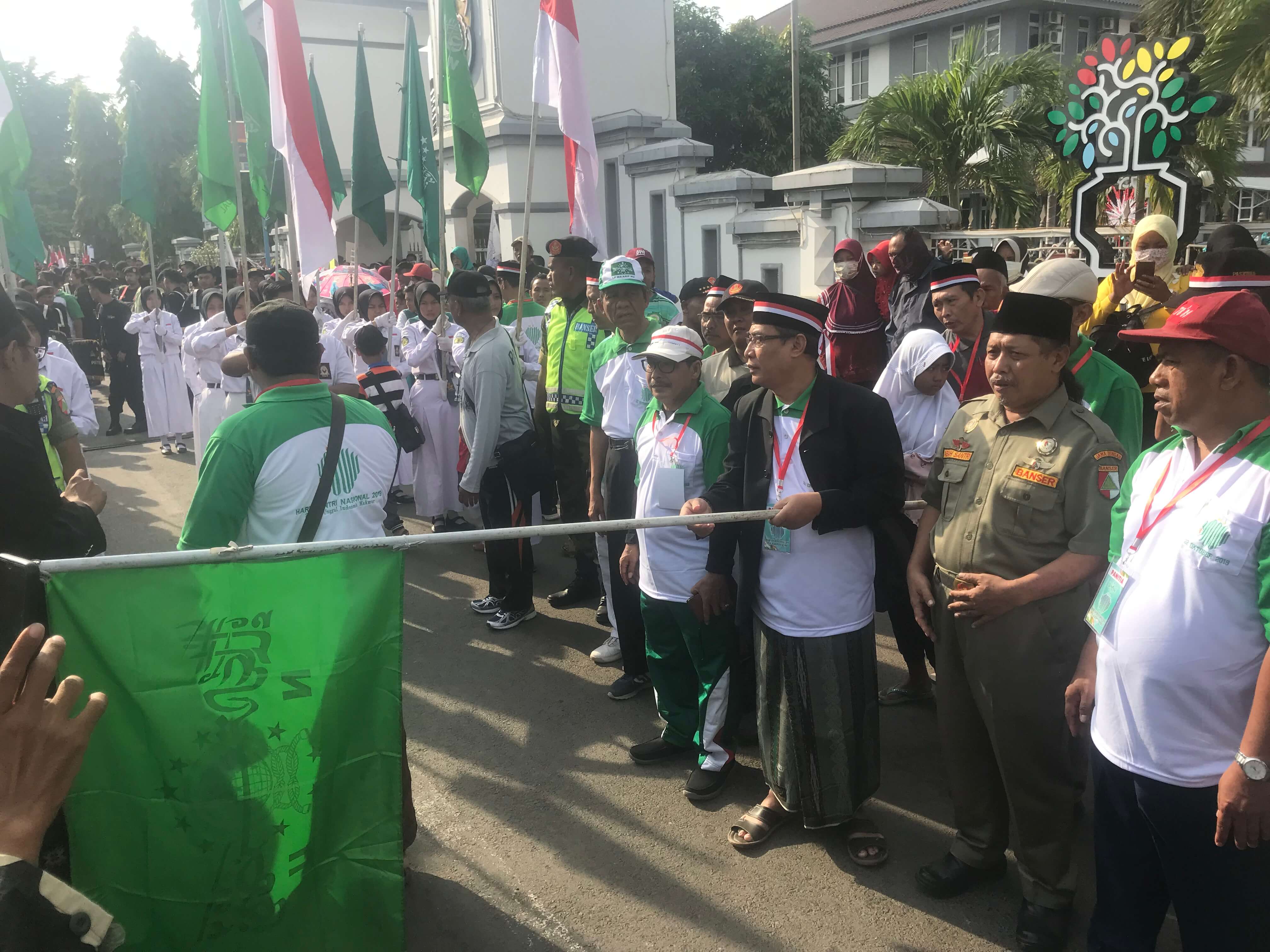 Puluhan Ribu Santri Meriahkan Jalan Sehat dan Karnaval Santri