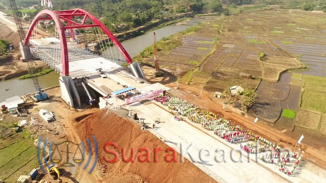 Pekerja proyek Tol Upacara Kemerdekaan RI ke 73 di Jembatan Grinwel Kalikuto