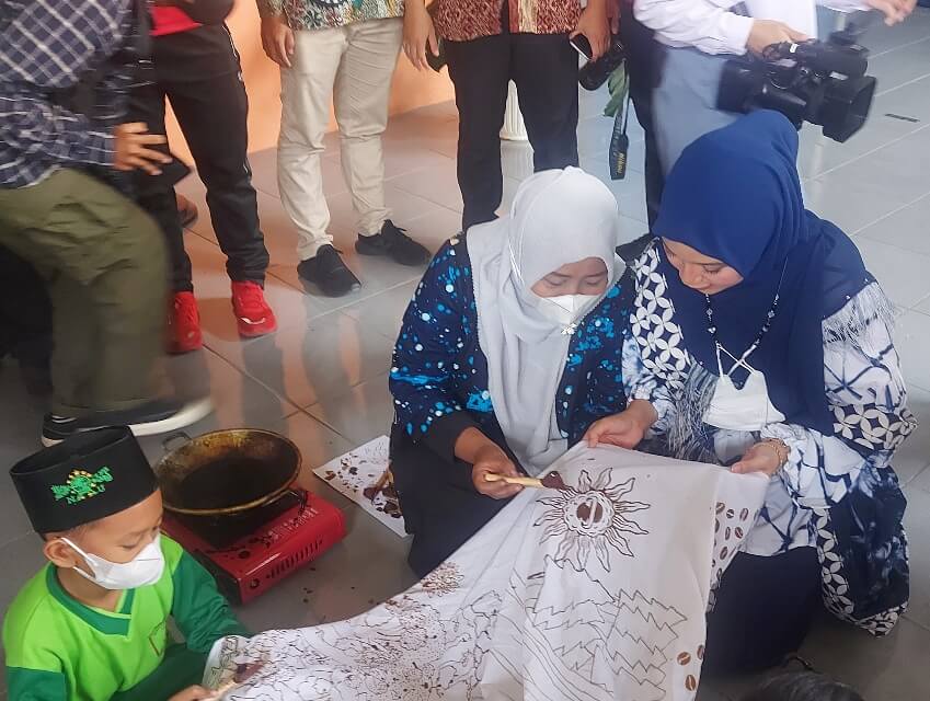 Chaca Berharap Batik Kendal Go Internasional
