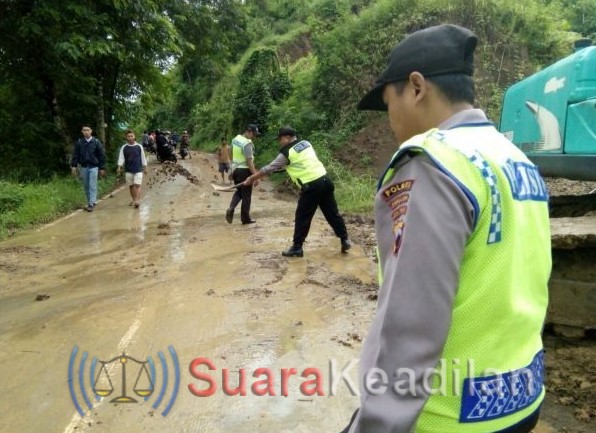 Muspika Kompak Evakuasi Tanah Longsor