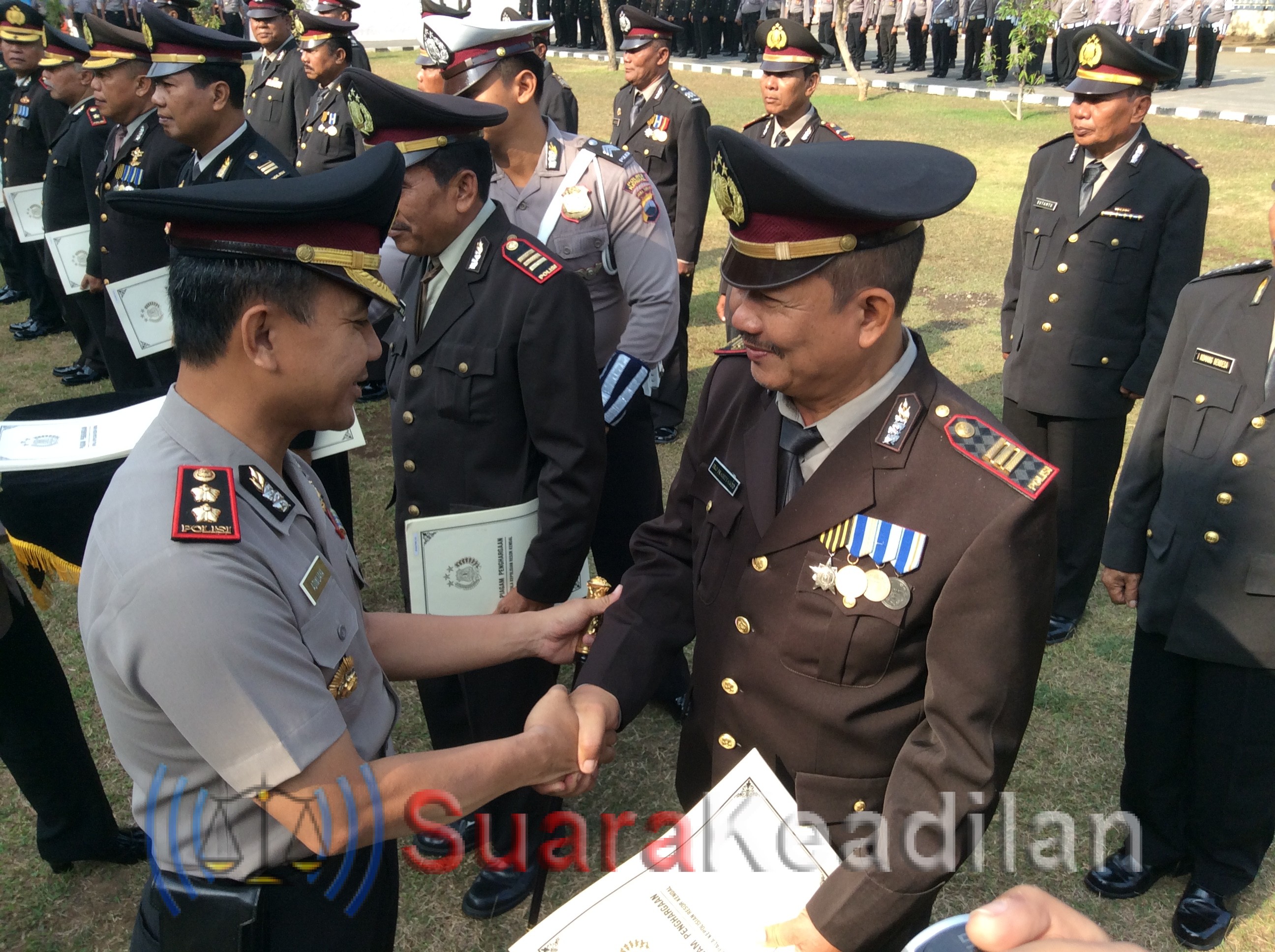 Purna Tugas, 27 Anggota Polres Kendal Diarak Keliling Alun-Alun Naik Adong