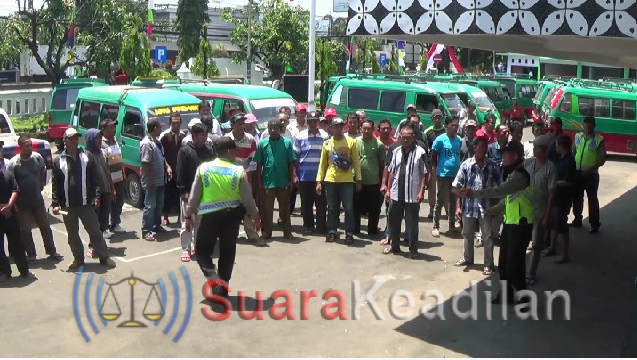 Tolak Terminal Bayangan, Puluhan Supir Angkot Demo Geruduk Kantor DPRD Batang