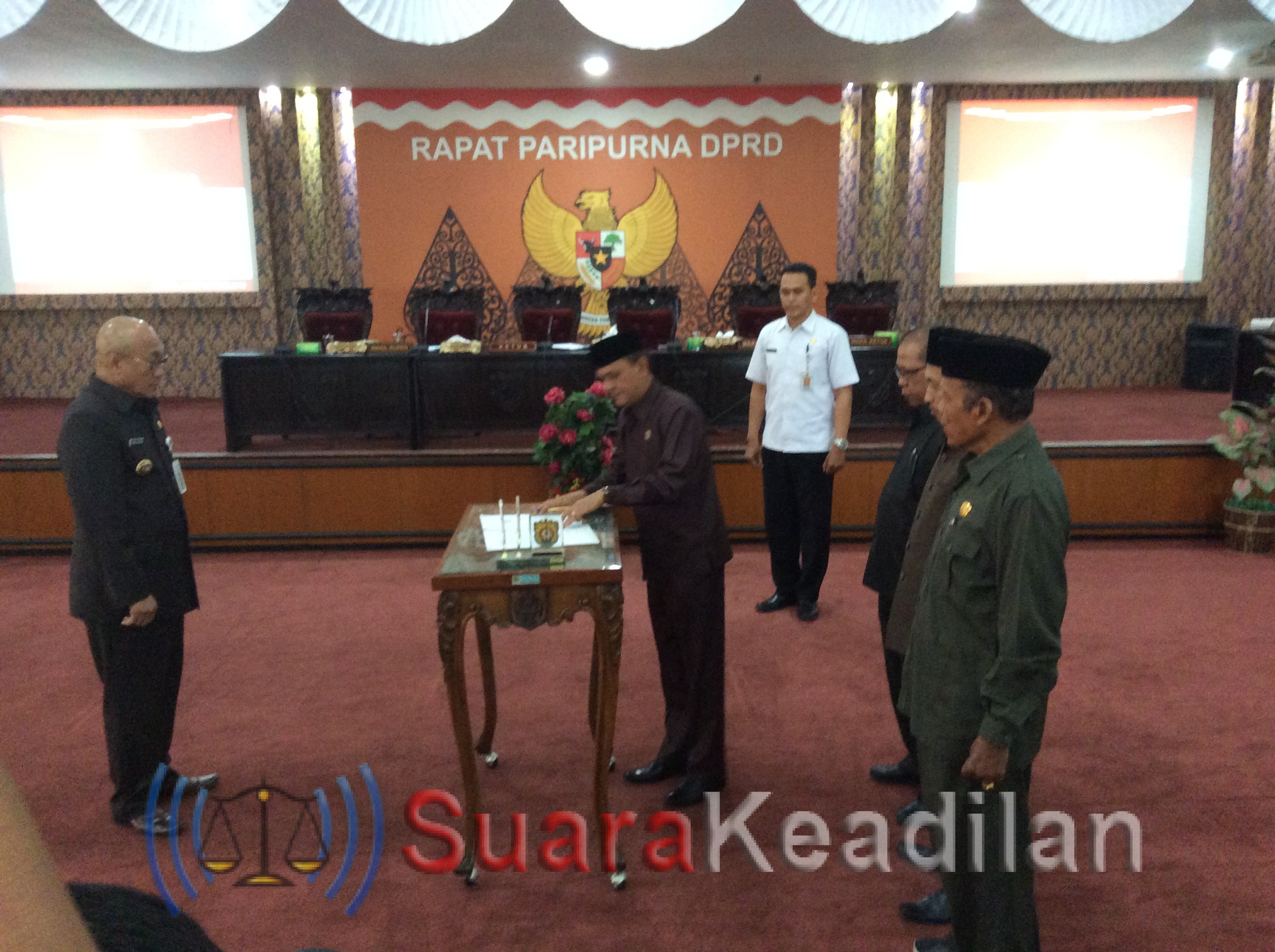 Pimpinan DPRD Kendal – Wabup Teken APBD Perubahan 2018