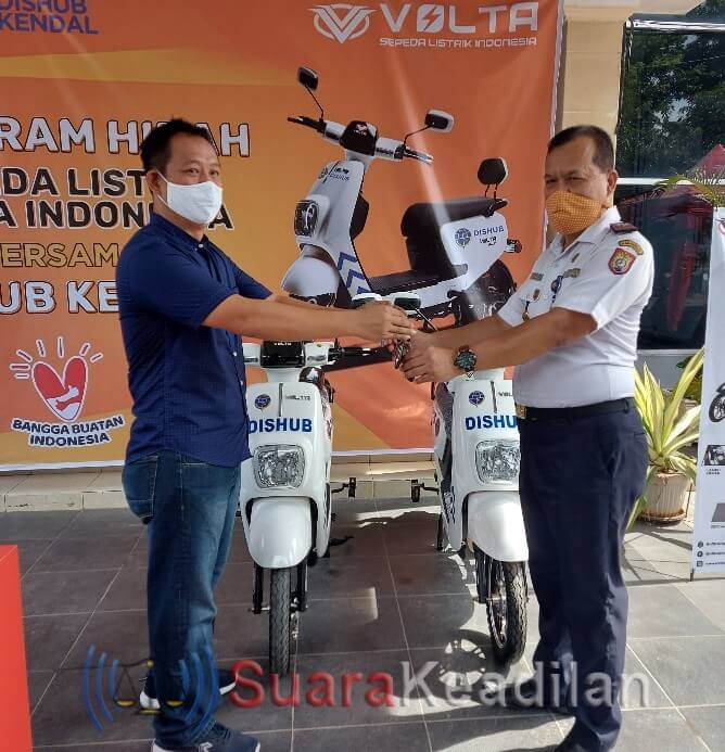 Dishub Kendal Terima Hibah 2 Sepeda Listrik Dari PT Volta Indonesia Semesta