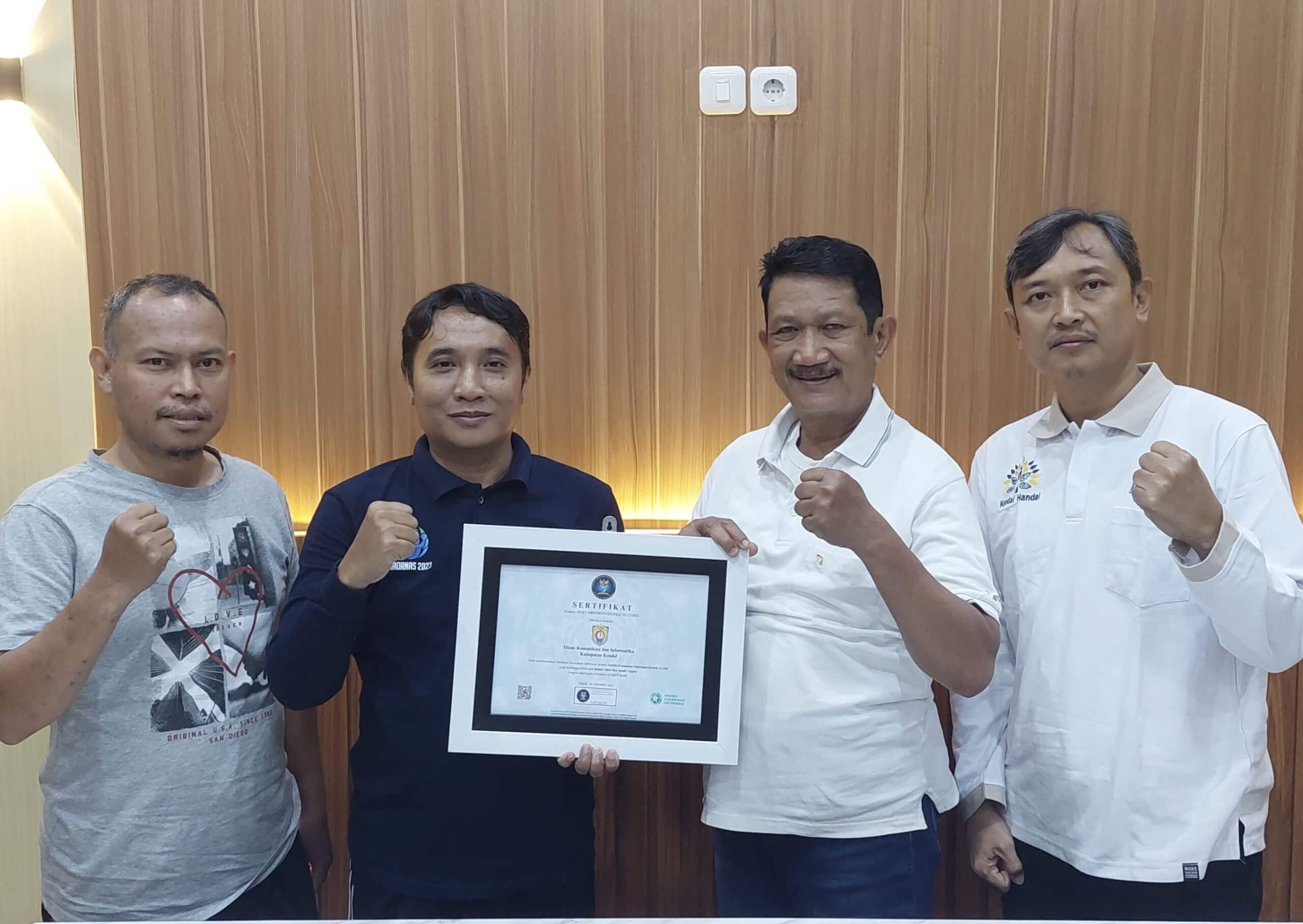 BSSN Berikan Diskominfo Kendal Sertifikat Indeks KAMI Dengan Nilai Tingkat Kesiapan Cukup Baik