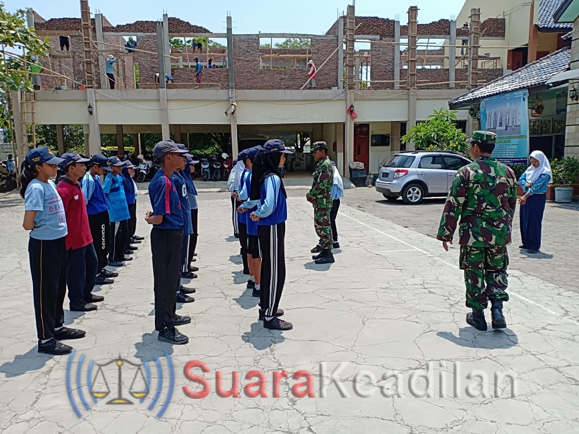 Babinsa Koramil Kota Kendal Ajarkan PBB dan TUB Siswa SMPN 2 Kendal