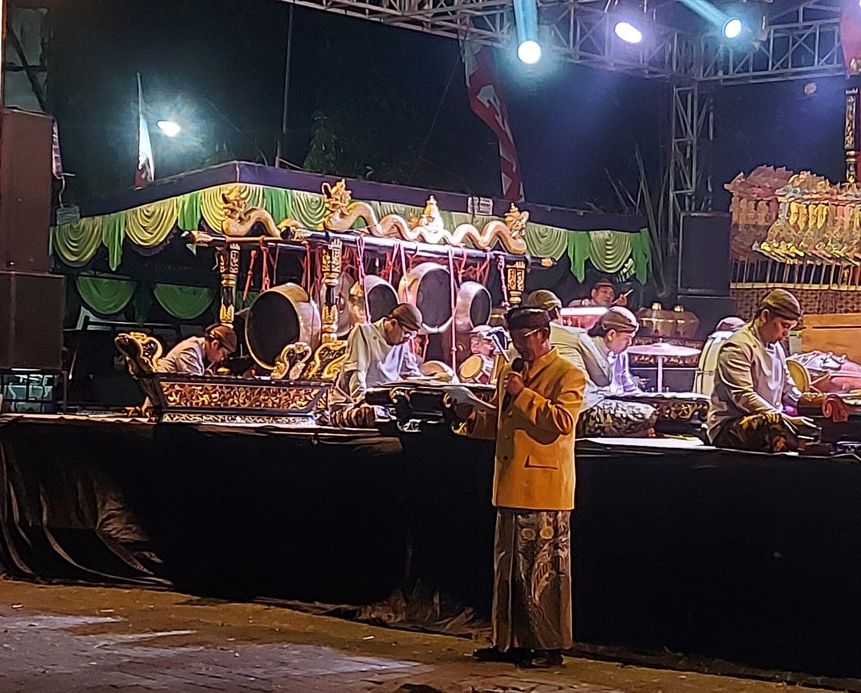 Meriahkan HUT Ke-21, Kecamatan Ngampel Gelar Wayang Kulit