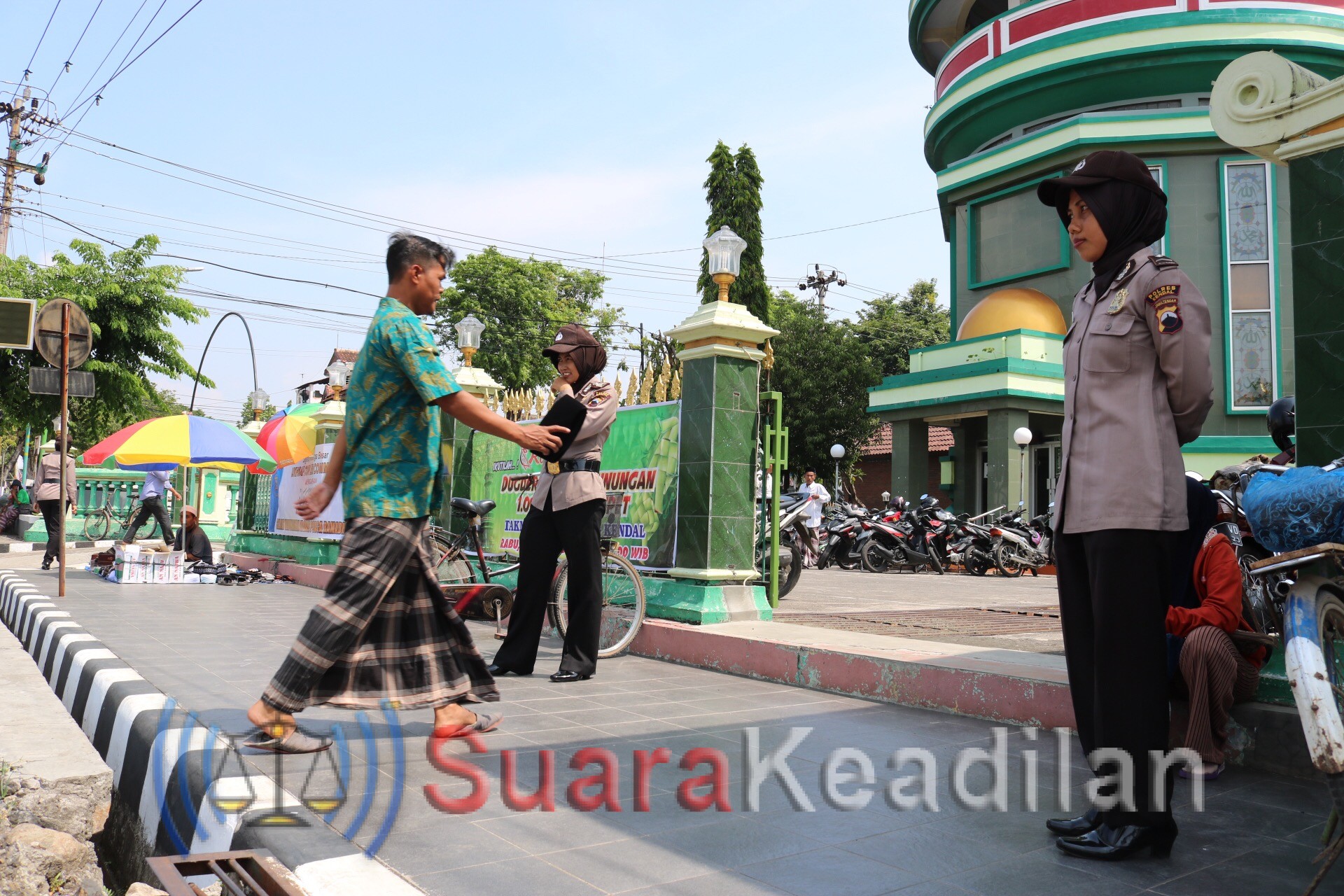 Sholat Jumat, Masjid Agung Kendal Dijaga Polisi Wanita