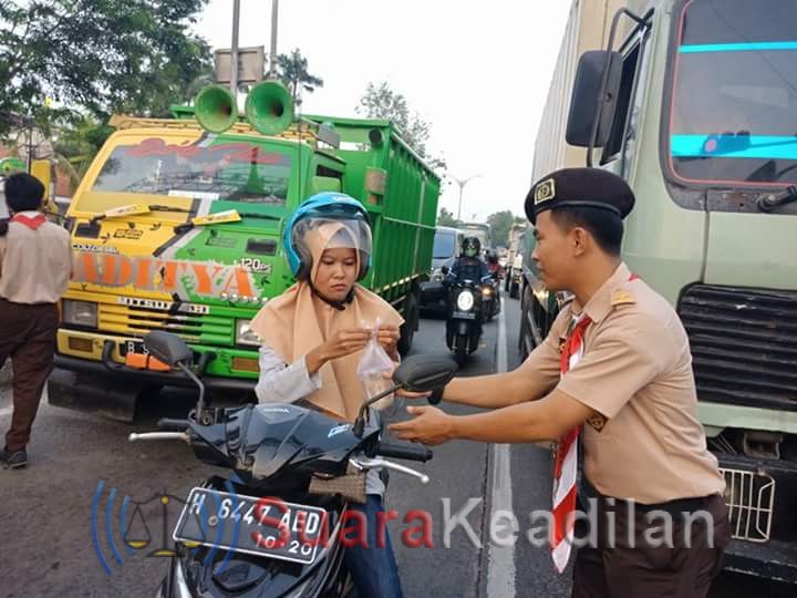Pramuka SMK Bina Utama  berbagi Takjil Buka Puasa