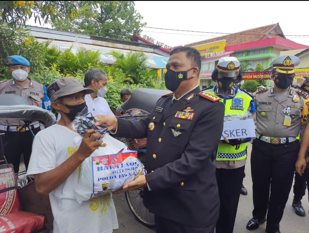 Ditlantas Polda Jateng dan Satlantas Polrestabes Semarang Bagikan Sembako Dan Masker