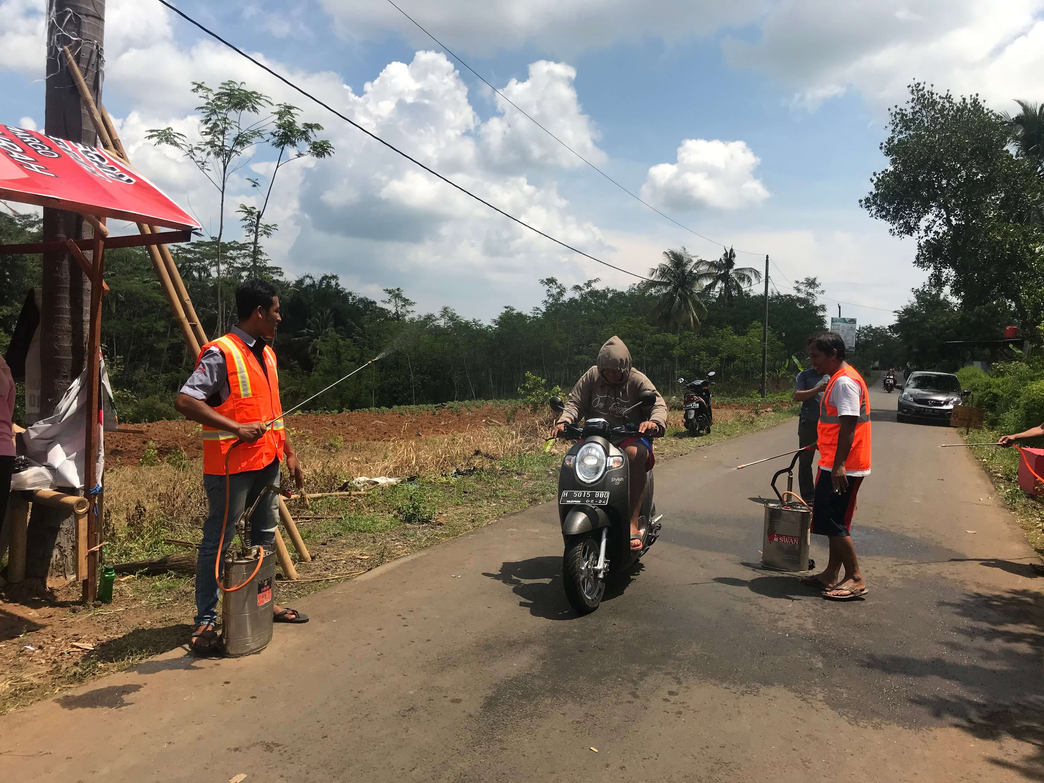 Trisobo Bentuk Satgas Penanggulangan Corona, Setiap Warga Yang Keluar-Masuk Desa Disemprot Disinfektan