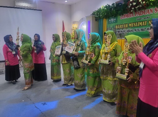 PAC Muslimat Kangkung Juara Lomba Paduan Suara HUT Muslimat Ke-77