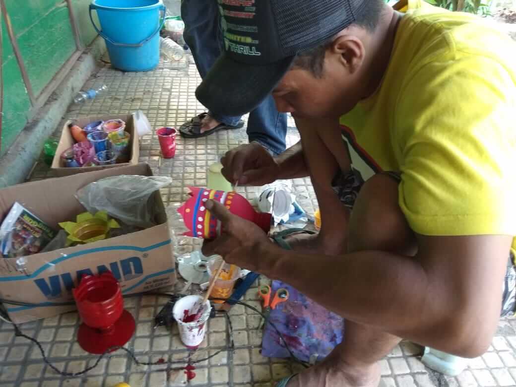 Kerajinan Tangan dari Botol Bekas Air Mineral Mengurangi Limbah Plastik