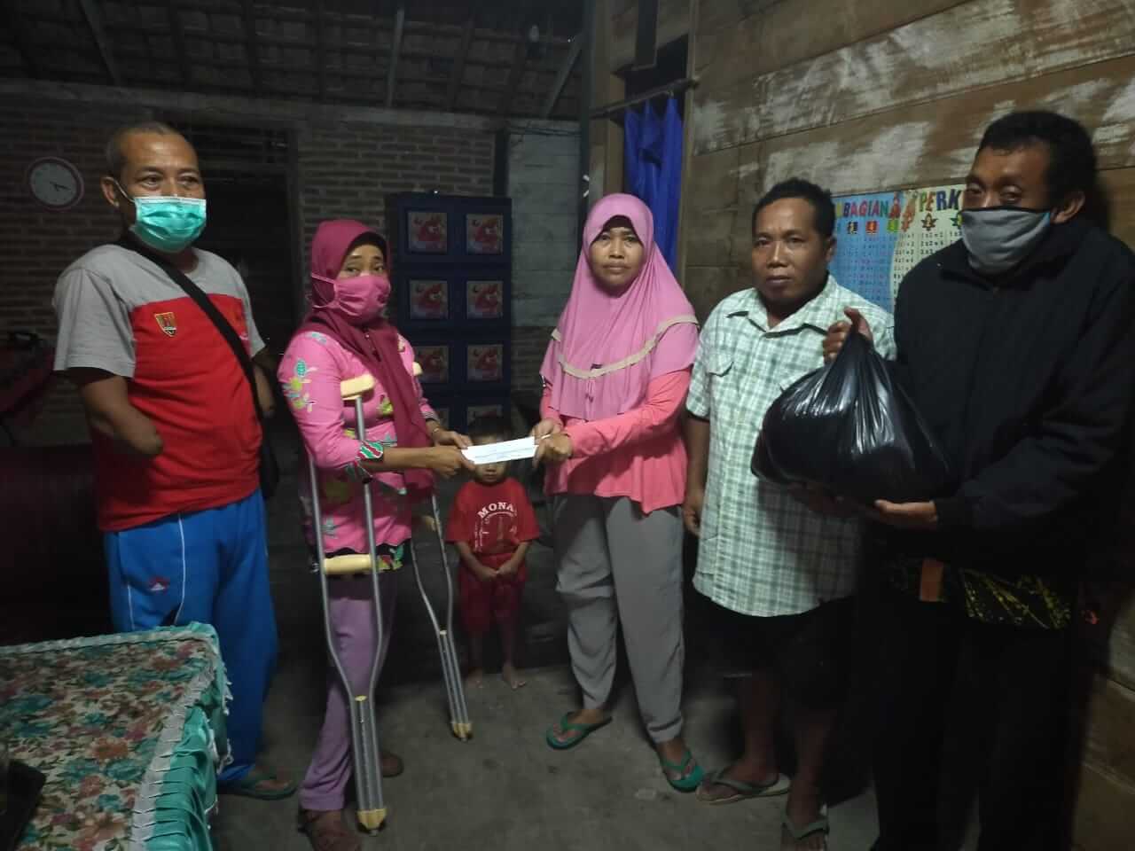 Difabel Blora Bagikan Sembako Ke Warga Terdampak Covid-19