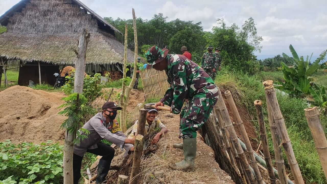 Koramil 05 Cepiring-Kodim 0715 Kendal Kerja Bhakti Tambal Tanggul Kali Blukar