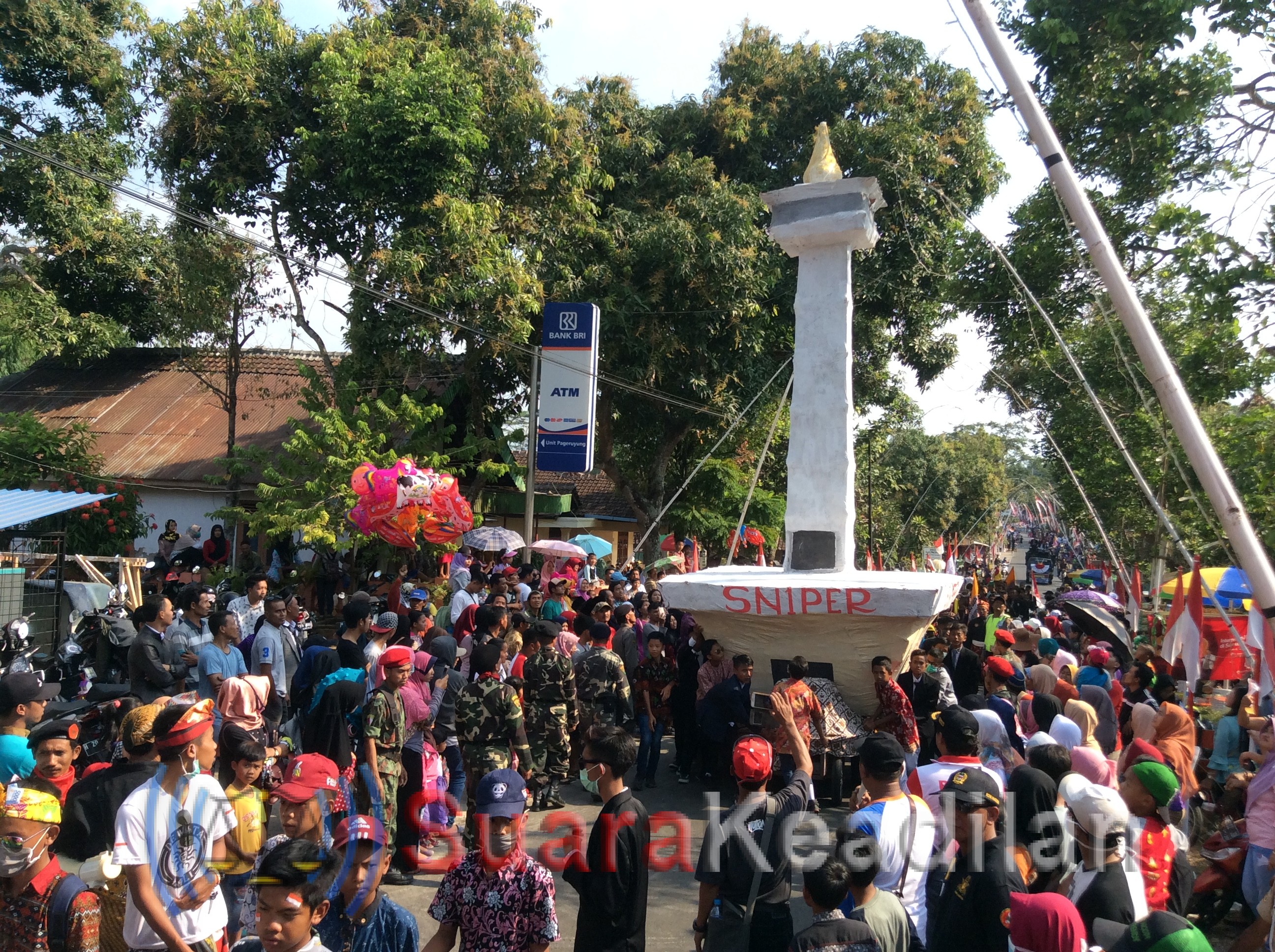 ‘Tugu Monas’ Ikut Karnaval Kecamatan Pageruyung