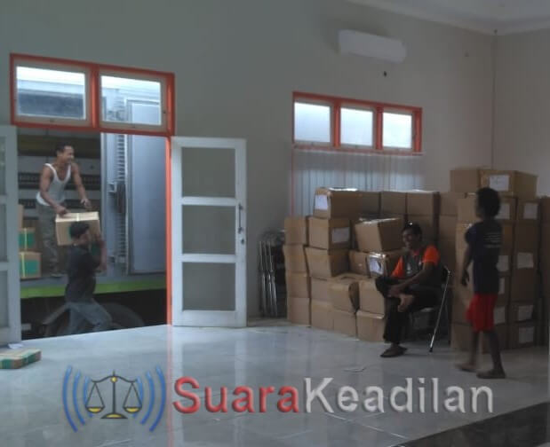 KPU Kendal Terima 2 Kontainer Logistik Pemilu