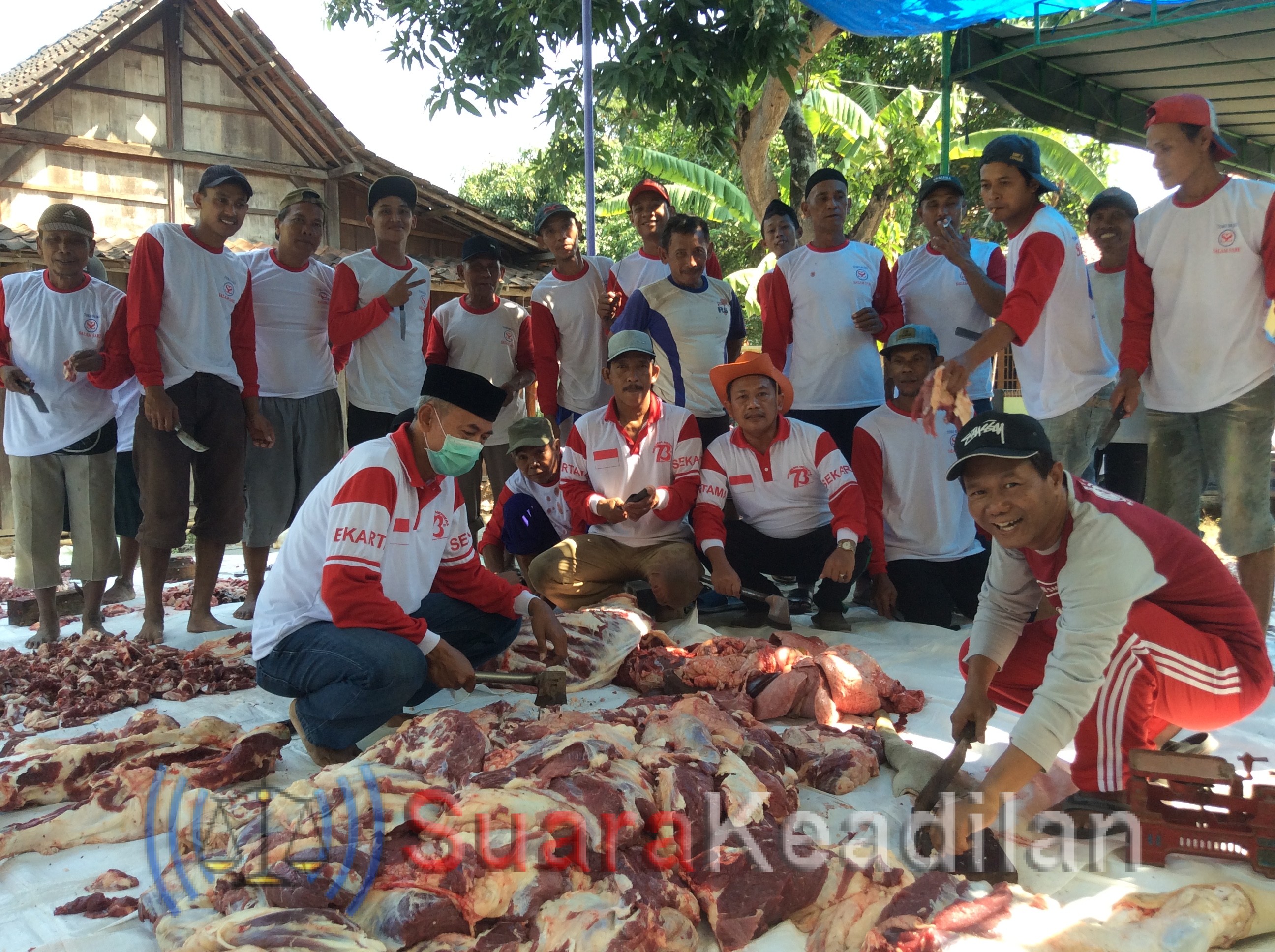Terinspirasi Momentum Kemerdekaan, Panitia Kurban Mushola Assomalia Kompak Berseragam Merah -Putih