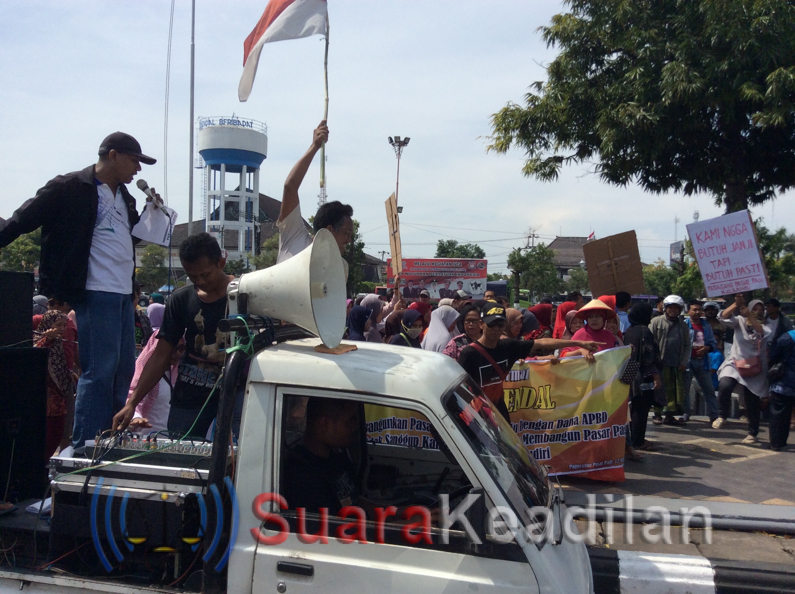 Tuntun Dibangun Kembali, Ratusan Pedagang Pasar Pagi Kaliwungu Geruduk Pemkab